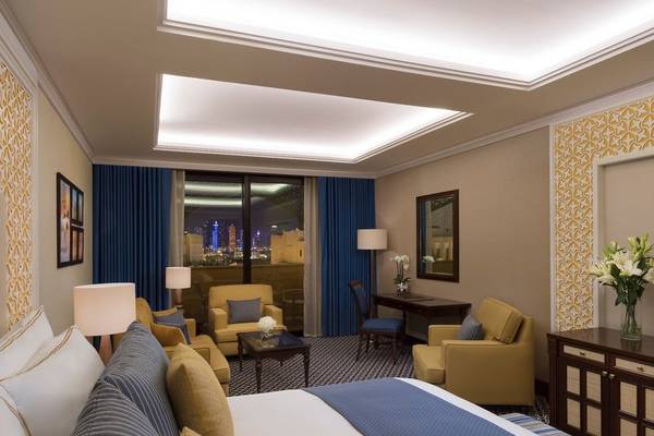 Innenansicht der Suite im Al Najada Doha Hotel by Tivoli mit Blick auf die Stadt