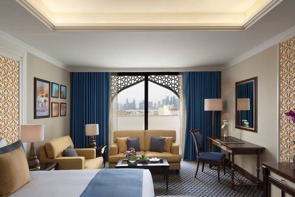 Suite Zimmer im Al Najada Doha Hotel by Tivoli mit Blick auf die Stadt.