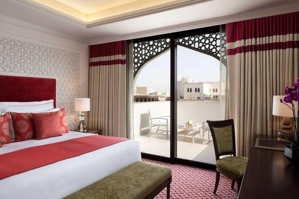 Zimmer im Al Najada Doha Hotel mit Blick auf die Terrasse