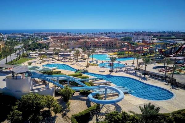 Luftaufnahme des Jaz Maraya Resorts mit Wasserpark und Meer im Hintergrund.