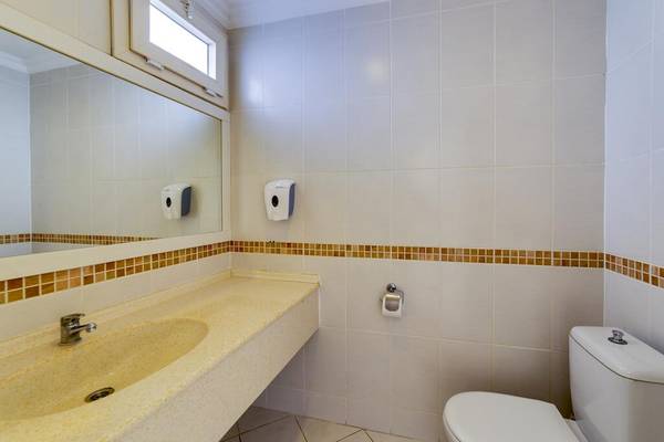 Badezimmer im Larissa Bodrum View Resort mit Waschbecken, Spiegel und Toilette.