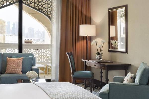 Innenansicht eines Zimmers im Al Najada Doha Hotel by Tivoli, mit Blick auf die Skyline von Doha.