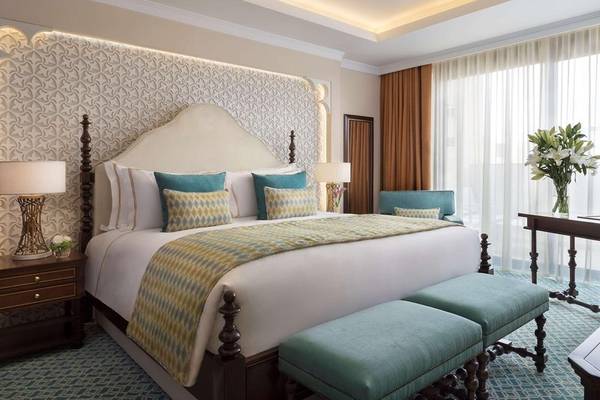 Schlafzimmer im Al Najada Doha Hotel by Tivoli mit luxuriösem Bett und modernen Möbeln.
