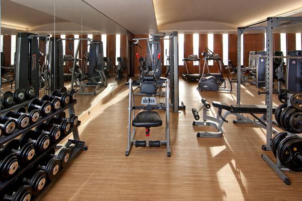 Fitnesscenter im Souq Waqif Boutique Hotels mit vielen Geräten und Hanteln.