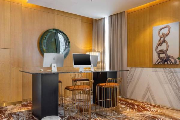 Arbeitsbereich im Innenbereich des Embassy Suites By Hilton Doha Old Town Hotel.