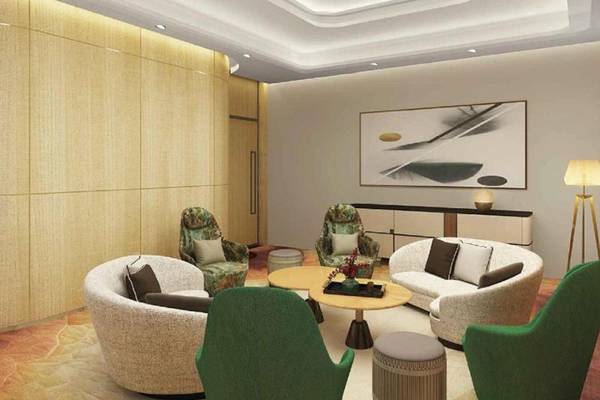Lobby des Embassy Suites By Hilton Doha Old Town mit Möbeln und Dekoration