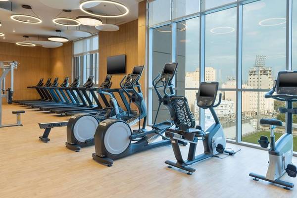 Fitnesscenter im Embassy Suites By Hilton Doha Old Town mit Blick auf die Stadt