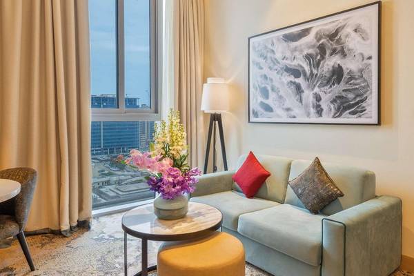 Wohnzimmer im Embassy Suites By Hilton Doha Old Town mit Blick auf die Stadt.