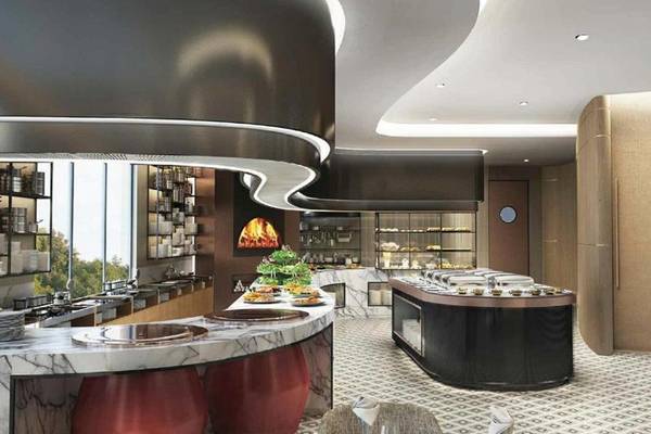 Innenbereich des Restaurants im Embassy Suites By Hilton Doha Old Town mit Marmortischen und einer offenen Küche.