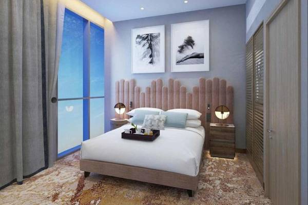Schlafzimmer im Embassy Suites By Hilton Doha Old Town mit großem Bett und Fenstern.