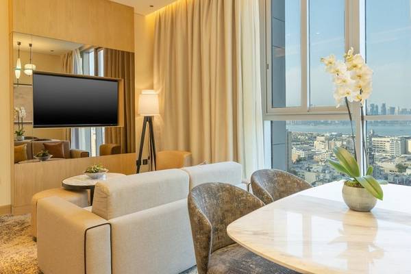 Wohnzimmer im Embassy Suites By Hilton Doha Old Town mit Blick auf die Stadt