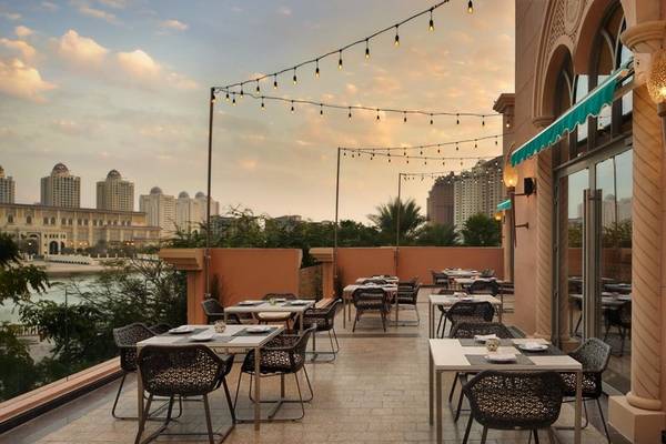 Marsa Malaz Kempinski, The Pearl Dachterrasse mit Aussicht auf die Stadt