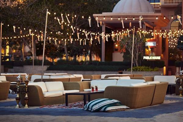 Abendloungebereich im Marsa Malaz Kempinski mit beleuchteten Sofas und Tischen im Freien.