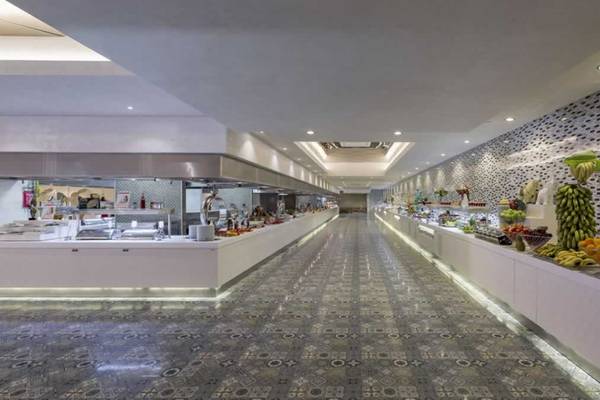 Buffethalle im Royal Taj Mahal Hotel mit reichhaltigem Angebot an Obst und Früchten.