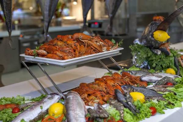 Frühstücksbuffet im Royal Taj Mahal Hotel mit Hummer, Fisch und Salat.