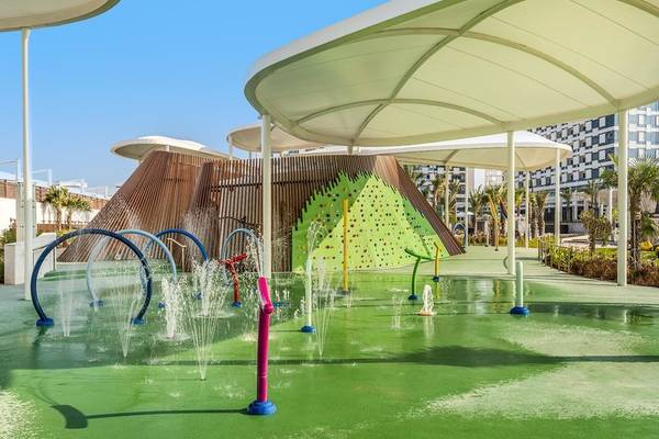 Wasserspielplatz im Rixos Gulf Hotel Doha mit bunten Wassersprudlern und Spielgeräten.