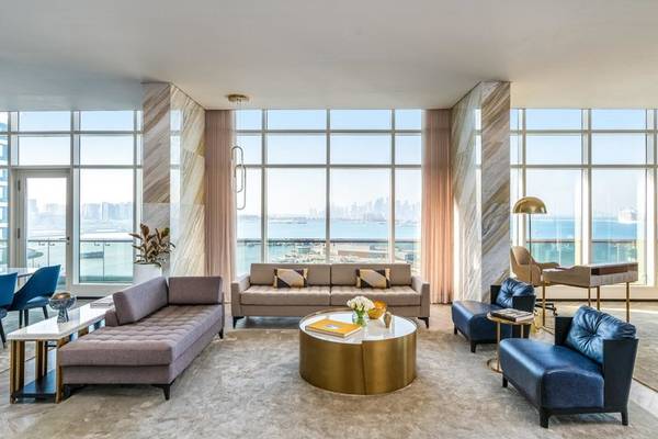 Hotel Wohnzimmer mit Meerblick im Rixos Gulf Hotel Doha