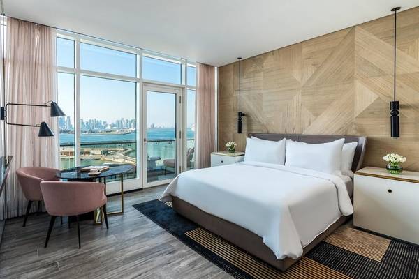 Luxuriöses Zimmer im Rixos Gulf Hotel Doha mit Blick auf die Stadt