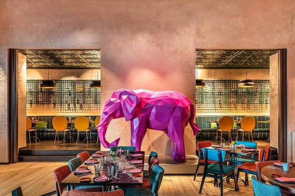 Inneneinrichtung des Rixos Gulf Hotel Doha mit einer großen rosa Elefanten-Skulptur im Vordergrund.