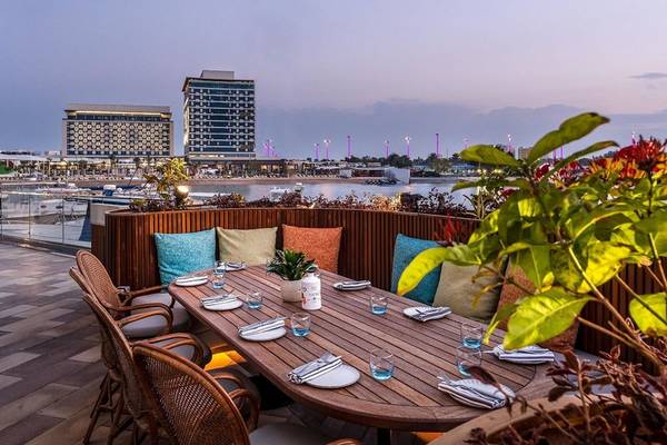 Abendessen auf der Dachterrasse des Rixos Gulf Hotel Doha mit Blick auf den Hafen.