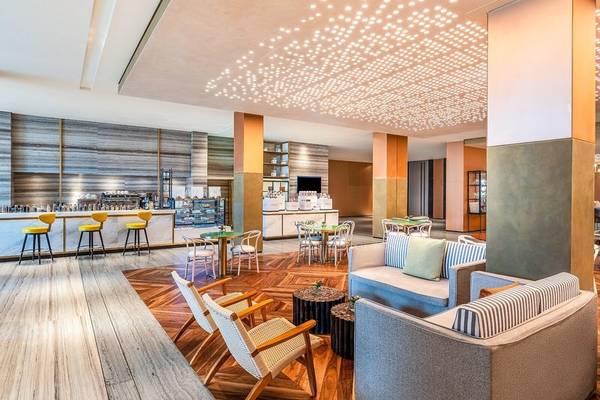 Rixos Gulf Hotel Doha Innenbereich mit Sitzbereichen und Bar.