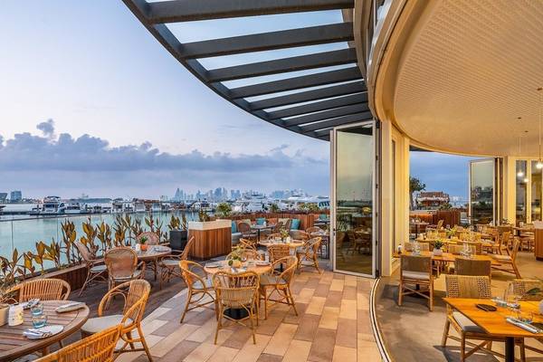 Terrasse des Rixos Gulf Hotel Doha mit Blick auf die Stadt und den Hafen