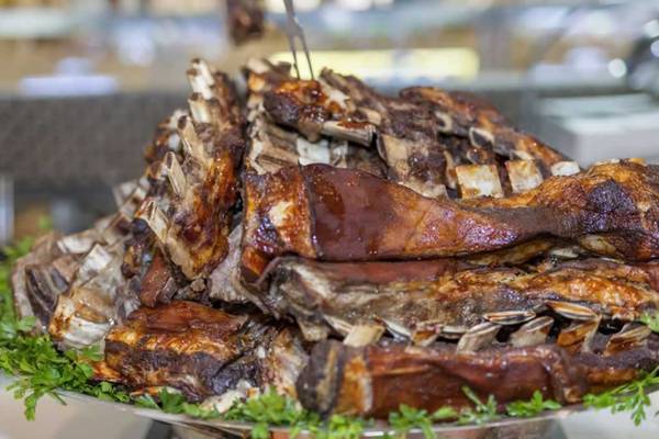 Gegrillte Rippen im Royal Taj Mahal Hotel, angerichtet auf einem silbernen Tablett.