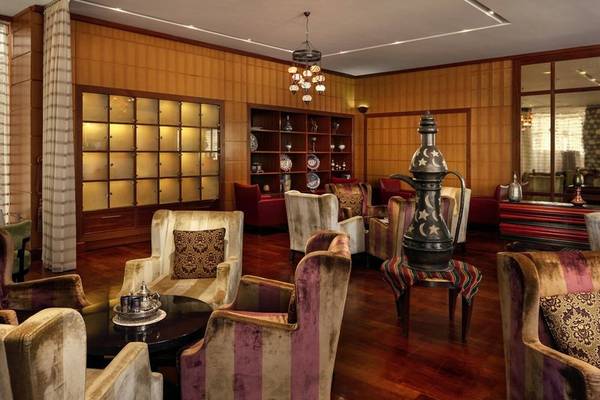 Loungebereich des Grand Hyatt Doha Hotel & Villas mit eleganten Möbeln und Holzböden.