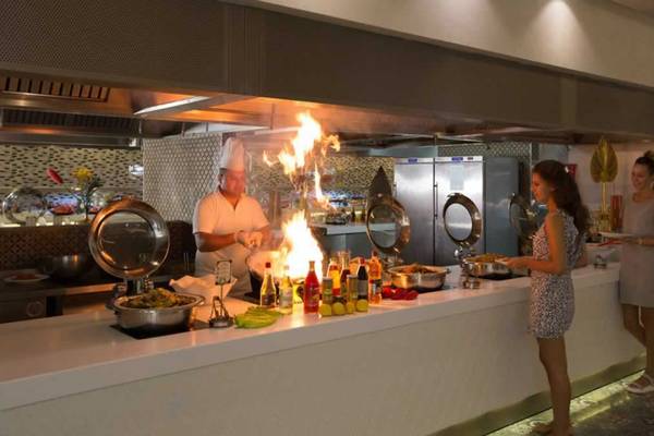 Chef brät Gerichte am offenen Feuer im Royal Taj Mahal Hotel.