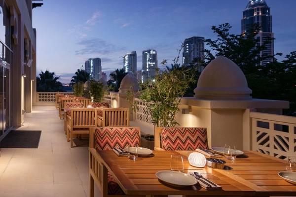 Terrasse des Grand Hyatt Doha Hotel & Villas mit abendlicher Stadtansicht