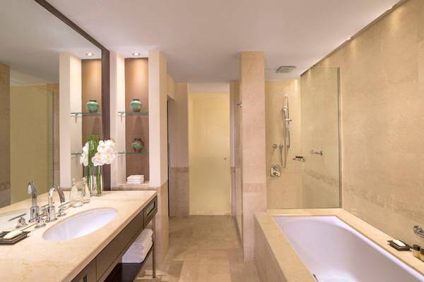 Badezimmer im Grand Hyatt Doha Hotel & Villas mit Badewanne, Dusche und Waschbecken.
