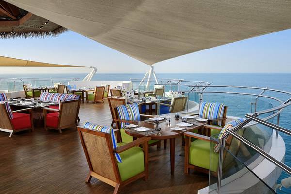 Innenansicht eines Restaurants im Banana Island Resort Doha von Anantara mit Blick auf das Meer.