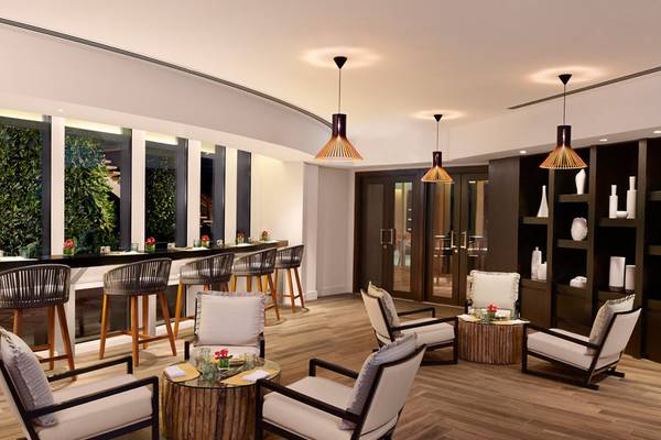 Loungebereich des Banana Island Resorts Doha von Anantara mit Möbeln und Dekoration.