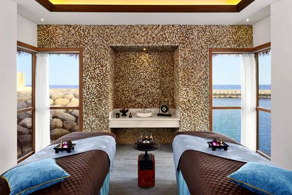 Behandlungsraum im Banana Island Resort Doha von Anantara mit Blick auf das Meer