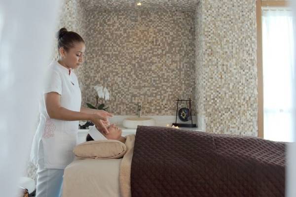 Eine Frau, die eine Gesichtsmassage in einem Spa im Banana Island Resort durchführt.