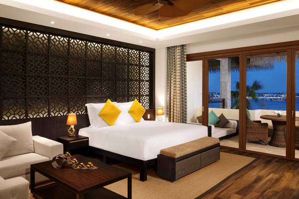 Innenansicht der Suite im Banana Island Resort Doha von Anantara mit Blick auf das Meer.