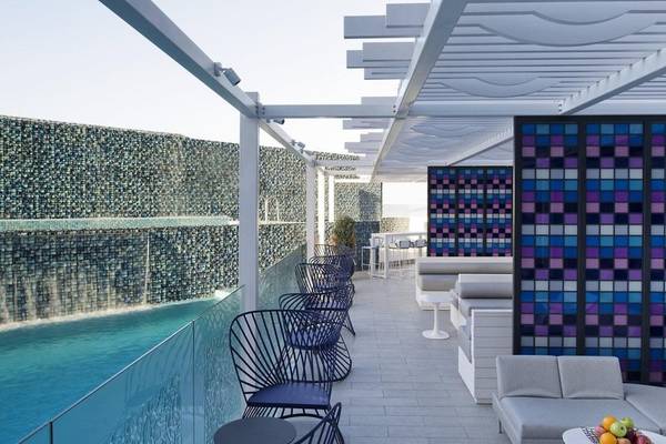 Terrasse des W Doha Hotel & Residenzen mit Swimmingpool und modernen Möbeln