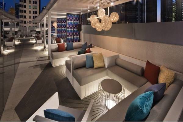 Loungebereich im W Doha Hotel & Residences mit modernen Möbeln und Beleuchtung