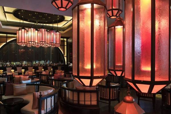 Innenraum des W Doha Hotel & Residences mit roten Lampen und Möbeln