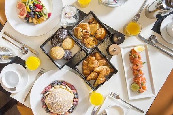 Frühstücksbuffet im W Doha Hotel & Residences mit verschiedenen Gerichten und Getränken.