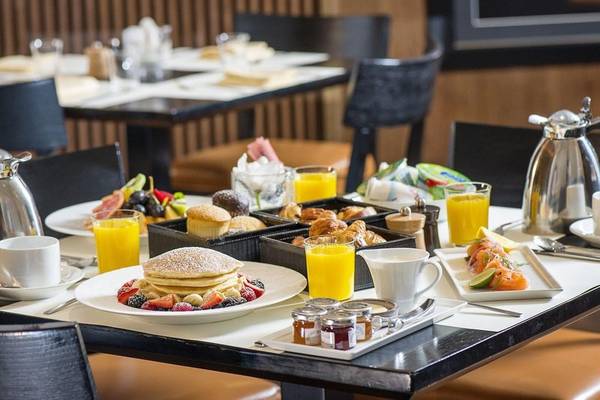 Frühstücksbuffet im W Doha Hotel & Residences mit verschiedenen Gerichten, Säften und Kaffee.