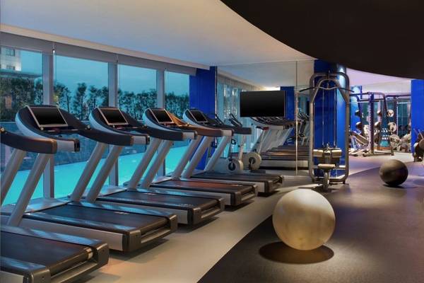 Fitnessstudio im W Doha Hotel mit Laufbändern und Trainingsgeräten