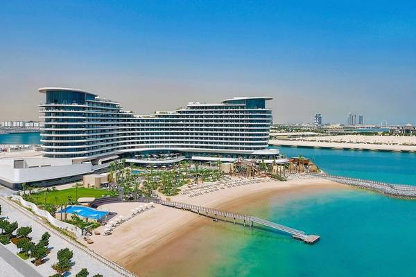 Luftaufnahme des Waldorf Astoria Doha Lusail Hotels mit Strand und blauem Wasser