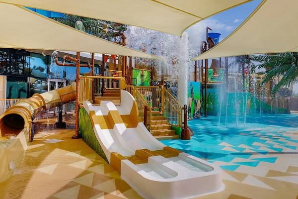 Wasserrutsche im Waldorf Astoria Doha Lusail Hotel mit gelbem Sonnenschutz