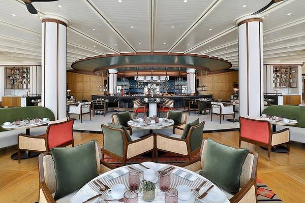 Innenansicht des Restaurants im Waldorf Astoria Doha Lusail mit geometrischen Mustern und Holzelementen.