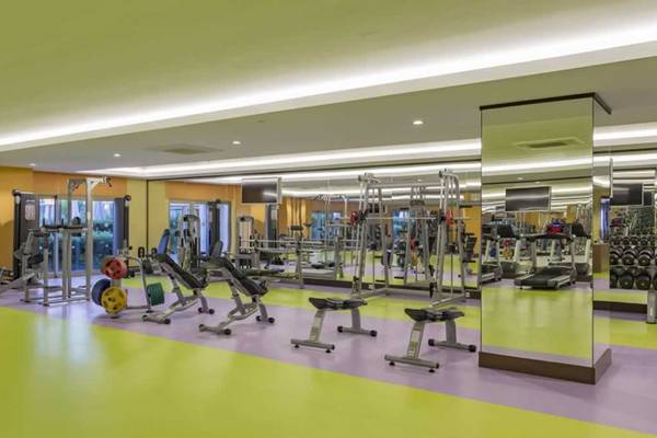 Fitness-Center im Royal Taj Mahal Hotel mit moderner Ausstattung und farbigen Böden.