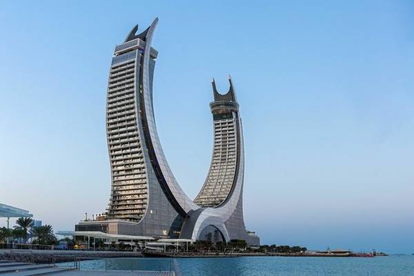 Fairmont Doha Hotel mit moderner Architektur am Wasser