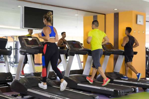 Gruppe von Personen, die auf Laufbändern im Fitnessstudio des Royal Taj Mahal Hotels trainieren