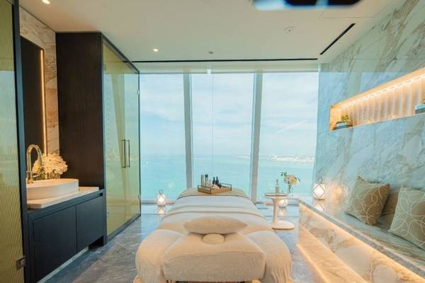 Spa-Behandlungsraum im Fairmont Doha mit Blick auf das Meer.