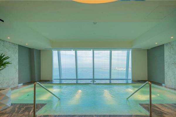 Unendlicher Pool mit Meerblick im Fairmont Doha Hotel